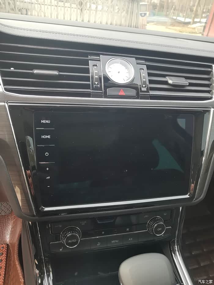 中控平大小尺寸适中!上面的时钟表高***哦