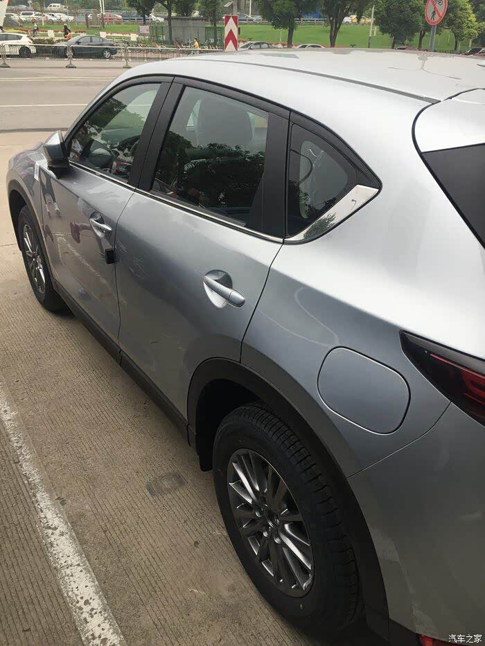 求新款马自达银色图片