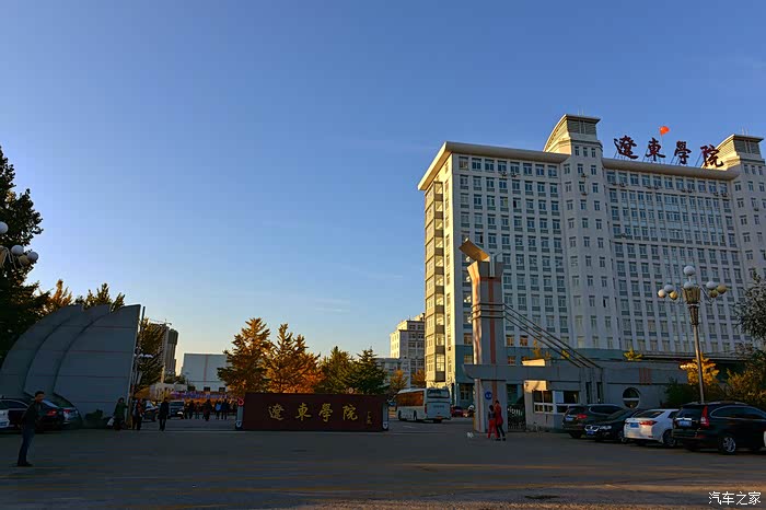 雷诺卡缤杯金色银杏红色枫蓝天碧水映丹东