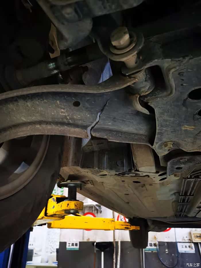 日产经典轩逸行驶途中下摆臂无故断裂