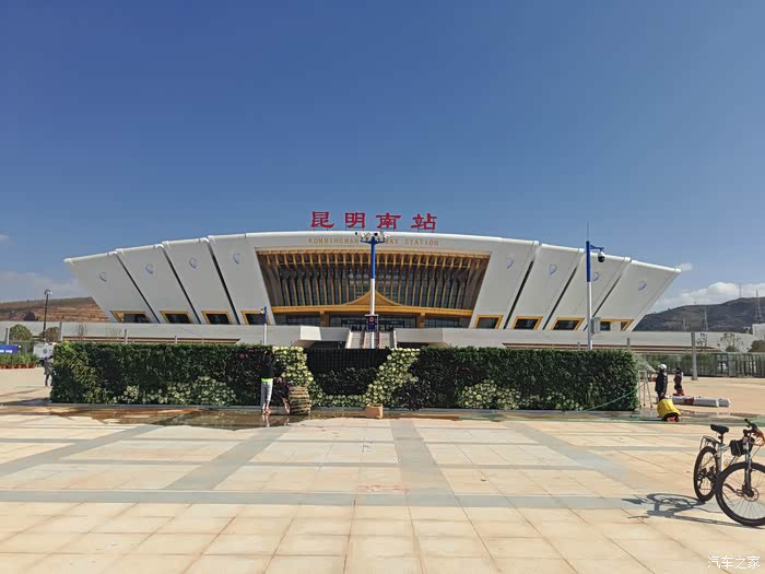 悟空郊游携博瑞怒提博越带你领略昆明高铁火车南站风貌