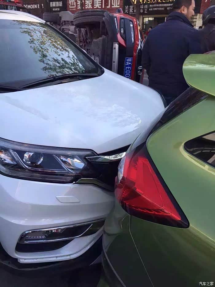 xrv武汉友芝友4s店旁惨烈车祸4车连撞