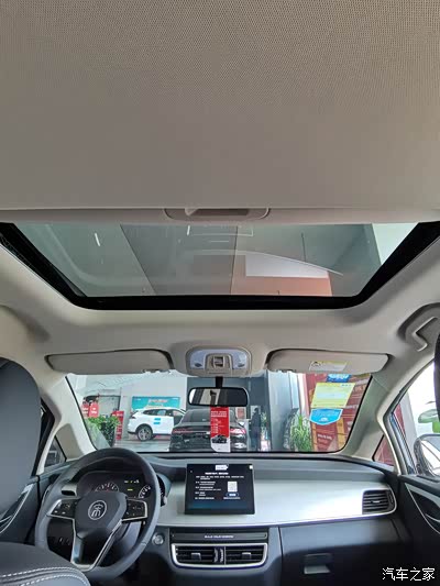 天窗的设计也加了进来,会比天幕更加的亲近自然.