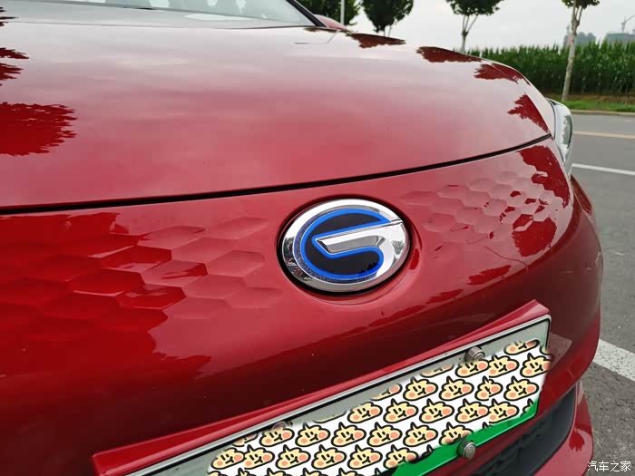 ia5挂着广汽集团的车标.