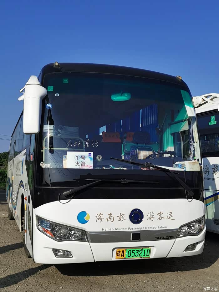 在海南岛接下来几天的旅行中,我们就要乘坐这辆纯电动大巴.