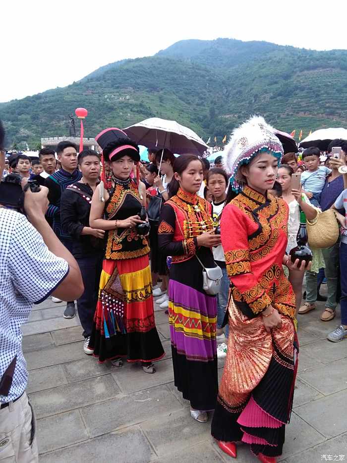 彝族服饰六祖图片