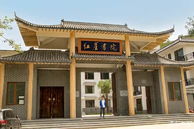 走到这里有个y岔路往郎庙华严寺向则红崖书院走我们先书院看看去