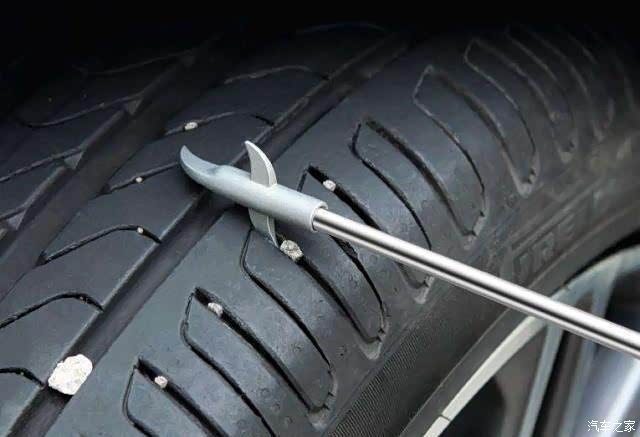 很多小石头夹在胎缝不会扎坏轮胎么?