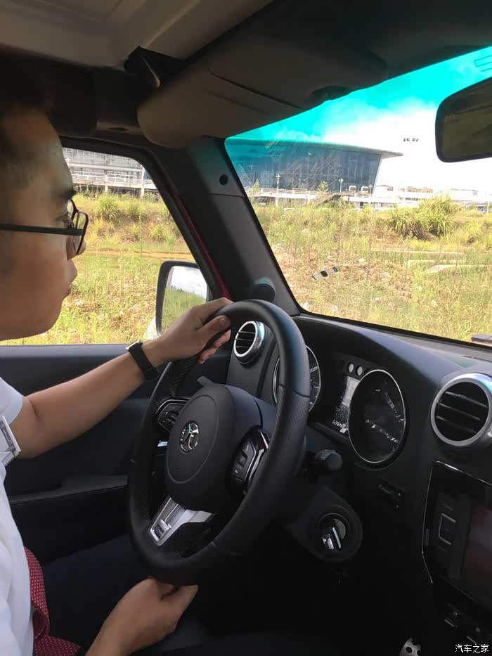 来张开车哥哥的照片,偷拍的