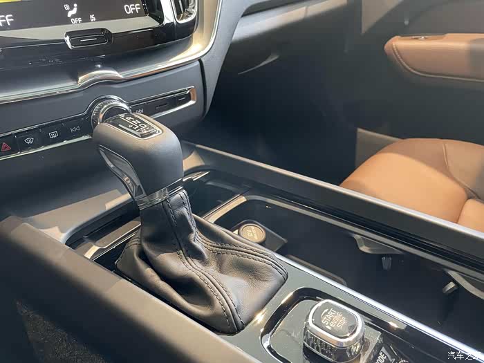 【你好2021】中型suv-沃尔沃xc60看车记,4s偶遇一只瘸腿的小可爱