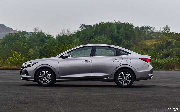 长安逸动plus的外观有着雷克萨斯豪华的气质非常时尚动感