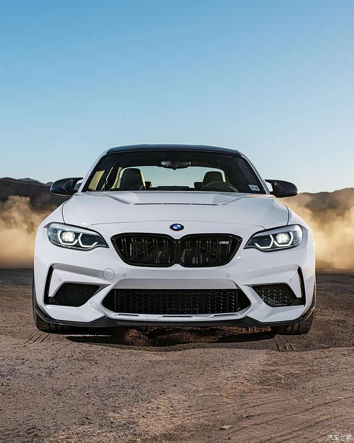 宝马车头设计有着很高的识别度,金色的轮毂更是炫酷,真的不错的