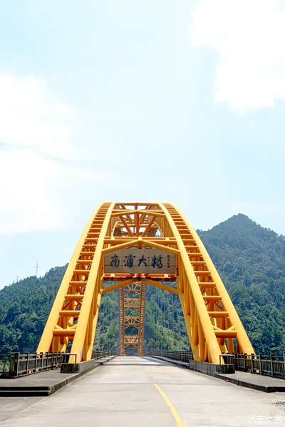 威坪镇,应该是一个很漂亮的小镇.太热了下不了车