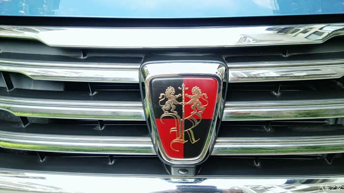 进气格栅上的红色车标在整个蓝色车身上就是种"万绿丛中点红"的美学