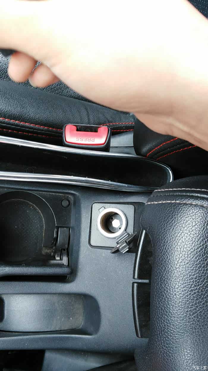 翼神加装现代原厂点烟器,个人感觉这个位置最合适