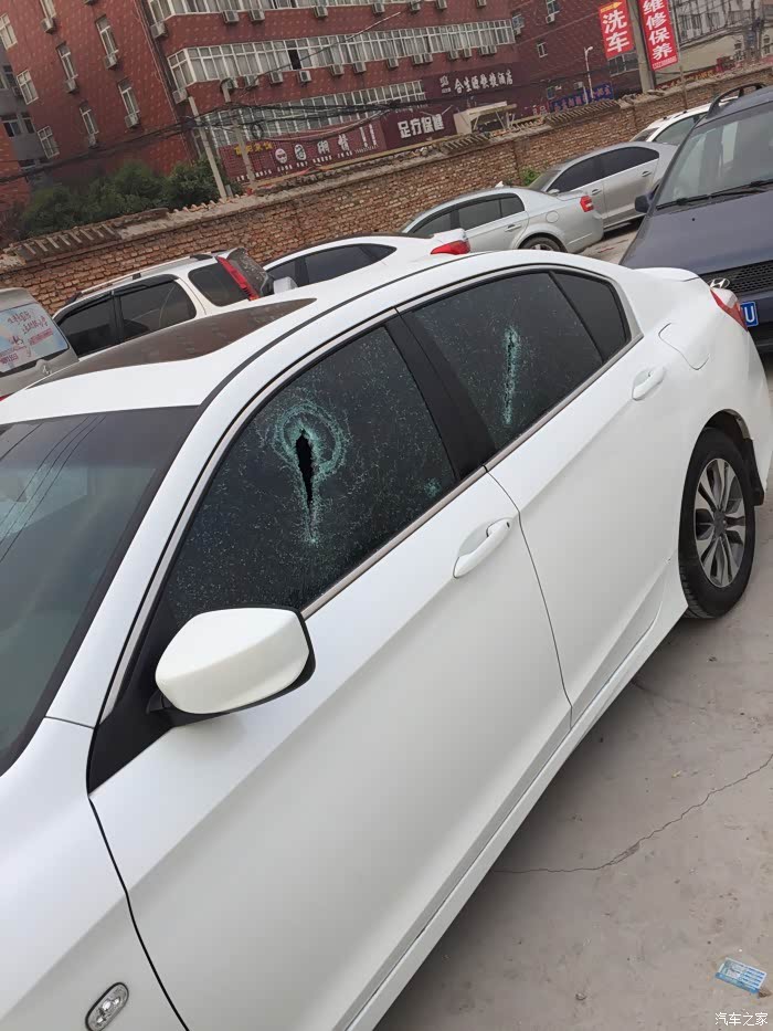 求安慰全车7块玻璃被砸6块