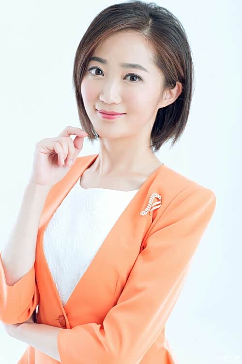 上视这个女主持人不错大家觉的呢最近好像在主持新闻坊