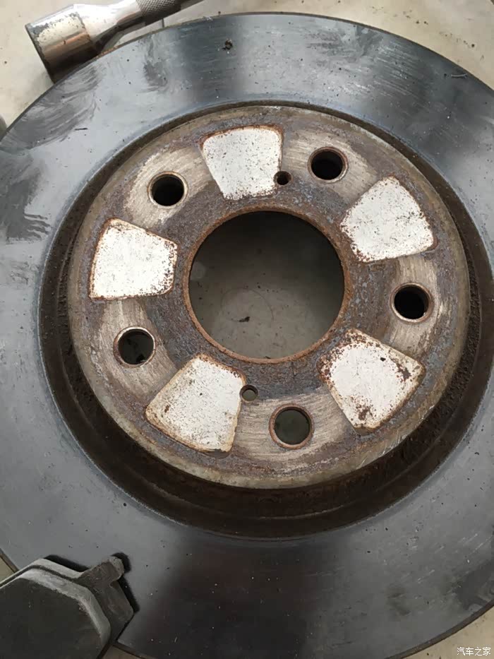 旧的刹车盘,本来想留着.扔了送维修店了,简直就是算了不提了都是泪