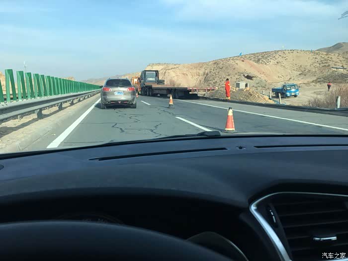 高速路疲劳驾驶半挂翻车