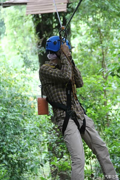 刚开始玩还害怕双手抓紧绳子