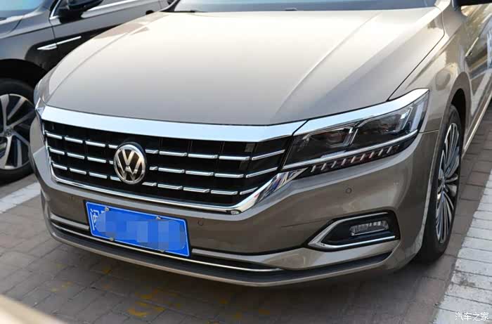 虽然也很大众,但帕萨特的前脸跟其他车还是不同的,断点格栅和大灯组合