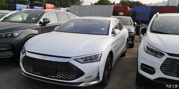 比亚迪汉dm尊贵版白外棕内订车