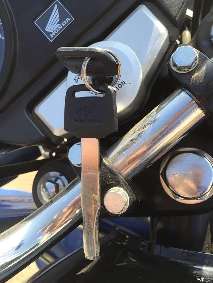 今天给老爸换了个摩托车,依旧选择本田,小太子锐猛