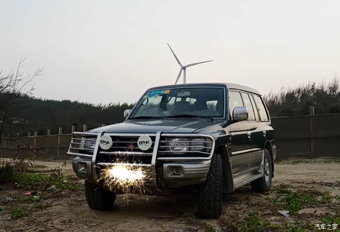 出一部板正掐腰帕杰罗v33