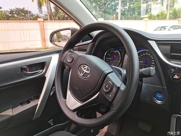 方向盘也是搪塑材质,不过手感还是挺好的