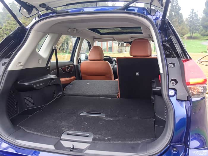 奇骏后排座椅放倒后能和后备箱平齐吗