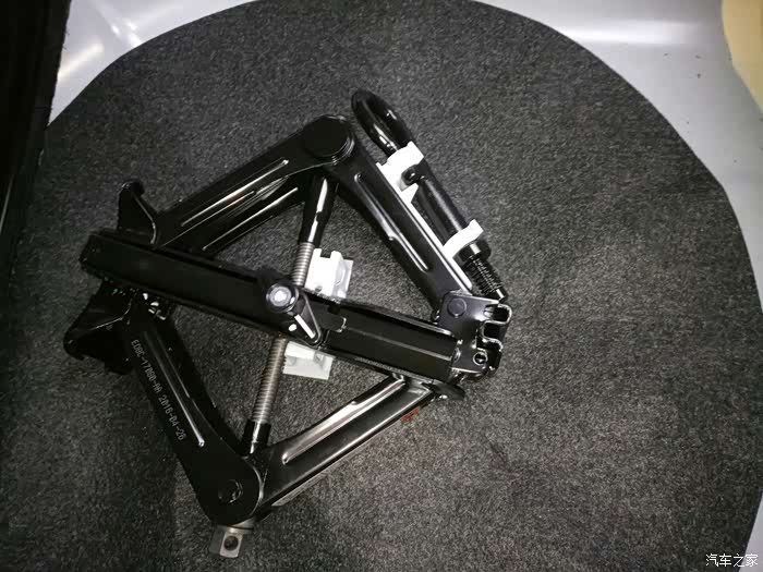 福睿斯的朋友们帮忙放回千斤顶的原图片