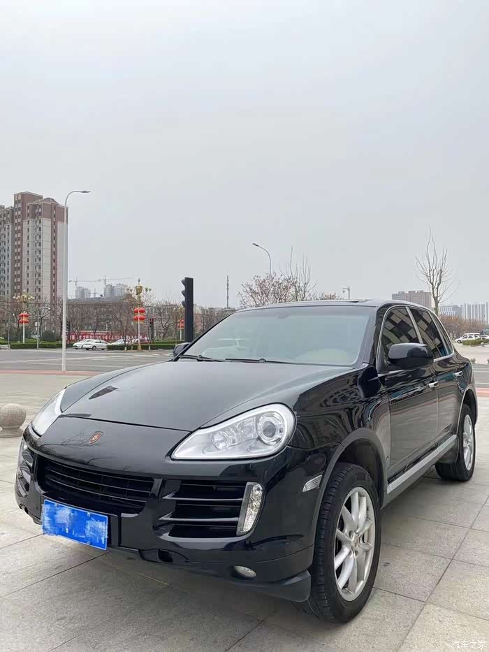 保时捷卡宴车头部分看出它的设计精妙美感!