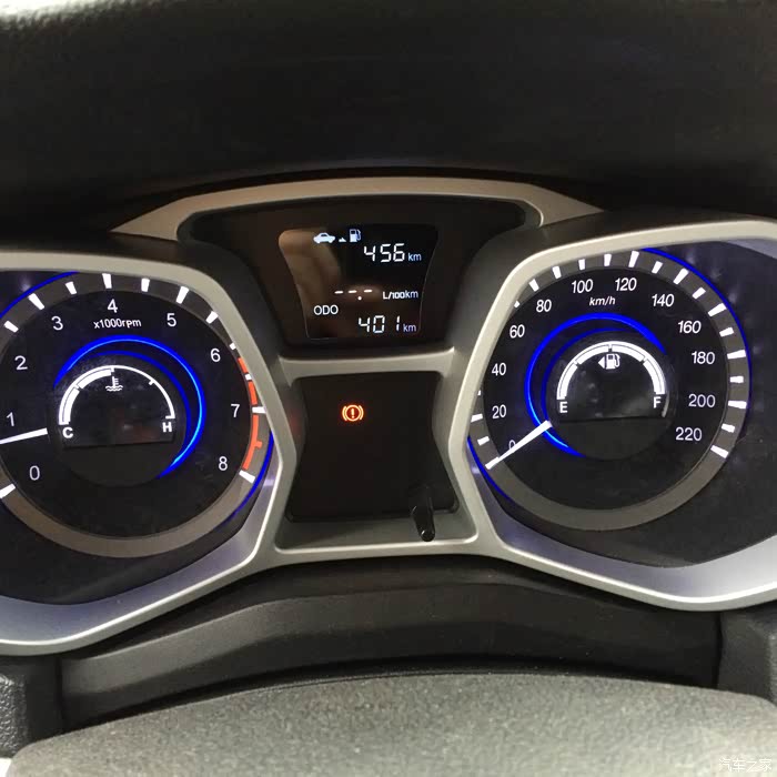 里程表,油耗显示我选择的是瞬时油耗,这样可以在行车中学到省油技巧