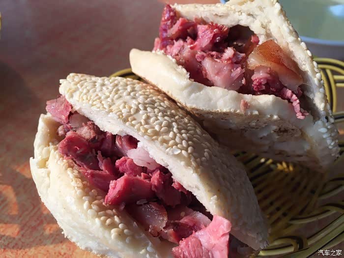 拙人爱疯:骑行途中的早晨—吊炉芝麻烧饼夹熏肉