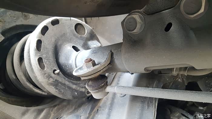 17款1.2t卡罗拉前左右稳定杆吊杆螺栓部位生锈