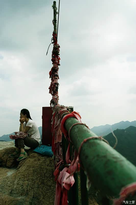 五佛顶.一位女士静静观看跪拜祈祷的人们. 她也在祈福吧.