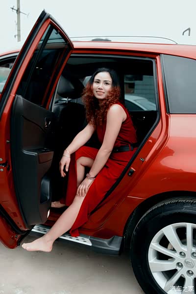 【媳妇当车模】之--傲人黑丝姨妹,演绎橙色魅力!