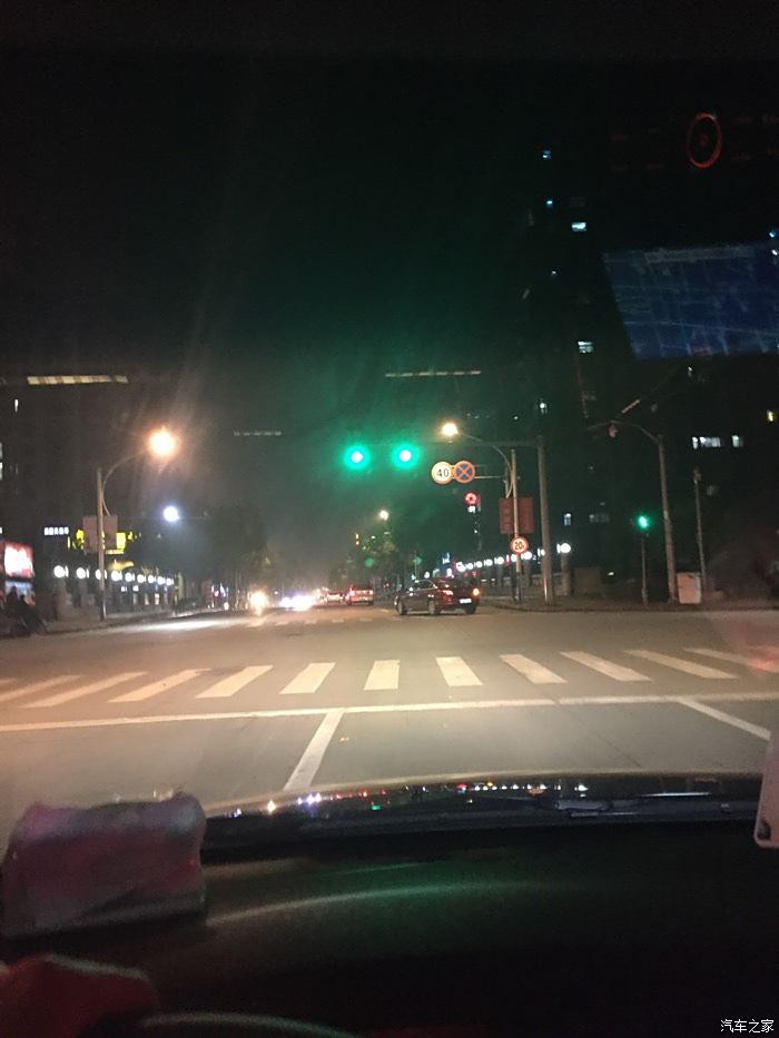 绿灯马路夜晚照片图片