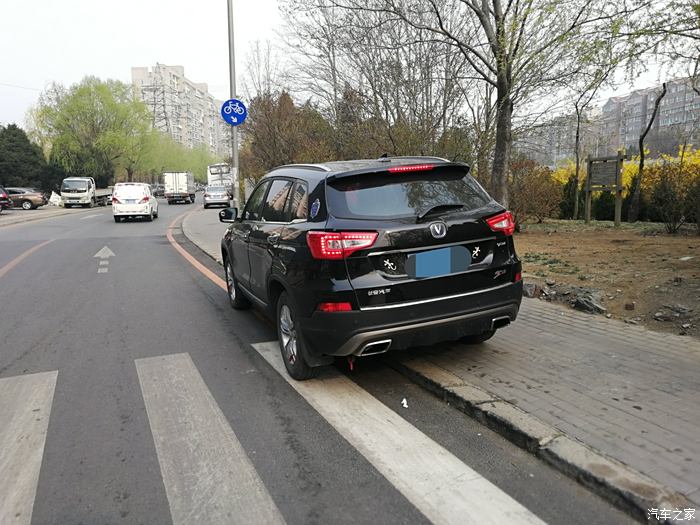 高底盤對路面駕馭更好,沒有停車位的時候,馬路牙子也是不錯的選擇