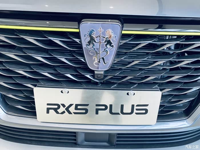 而且现在荣威换了一个新标比以前那个标志好看多了,现在的标志看起来