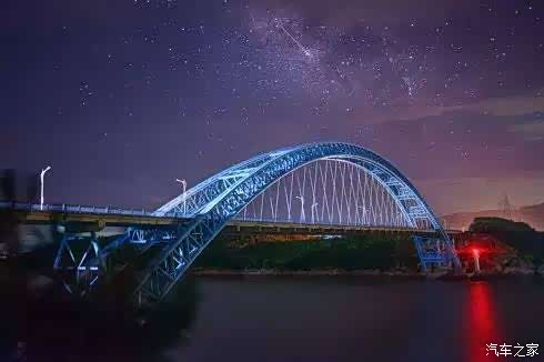 三门口跨海大桥,犹如弯曲天际的擎天长虹跨卧海港.
