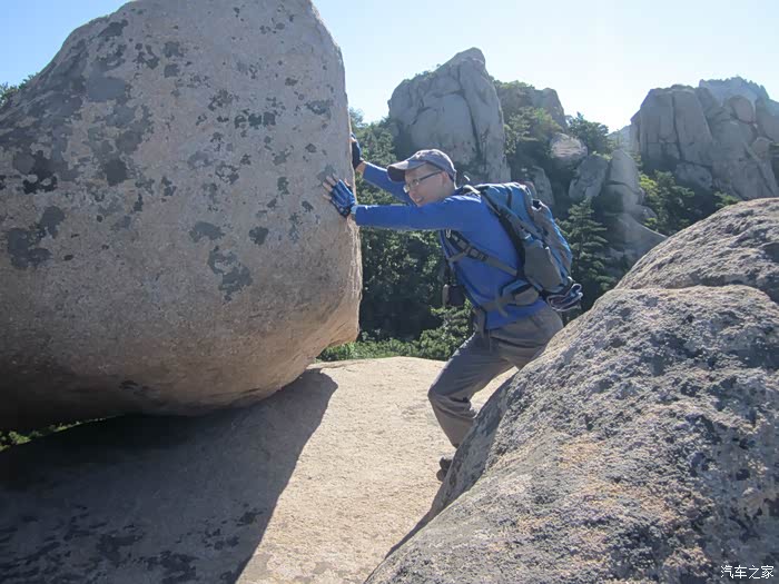 大美崂山之劈石口一线天——风动石
