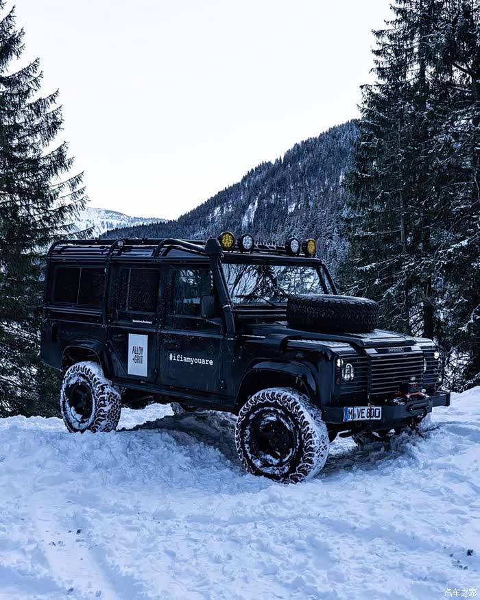 路虎卫士越野,气场强大,不容小觑