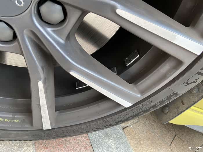 补了一个胎做了动平衡后贴了10块左右的配重块正常吗