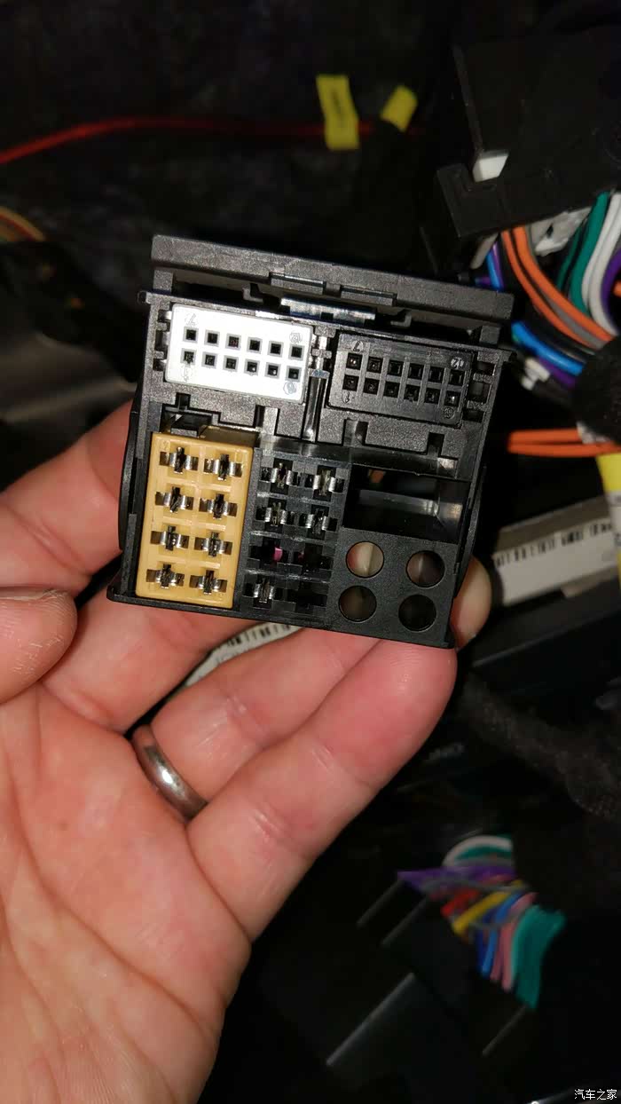 谁知道奔驰主机背后下图针脚的定义