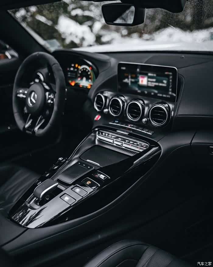 奔驰amg gt r roadster,犀利的眼神很不简单