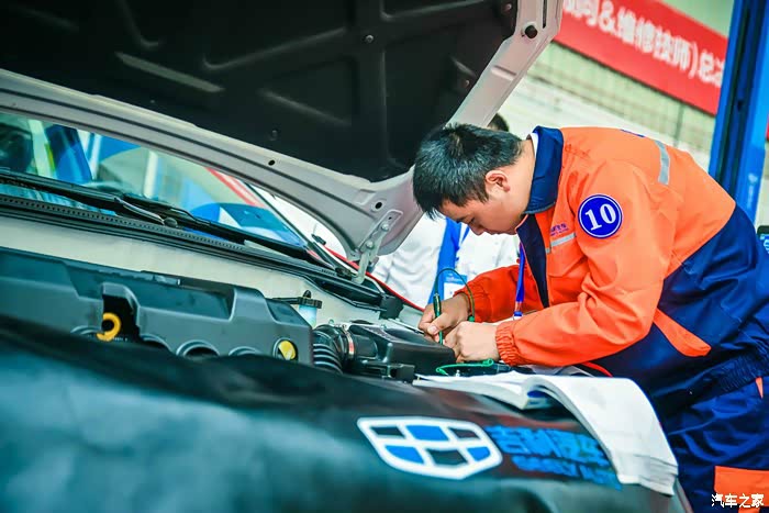 印象中的电路维修,技师都是那个灯泡,通过灯泡点亮来判断,看图中技师