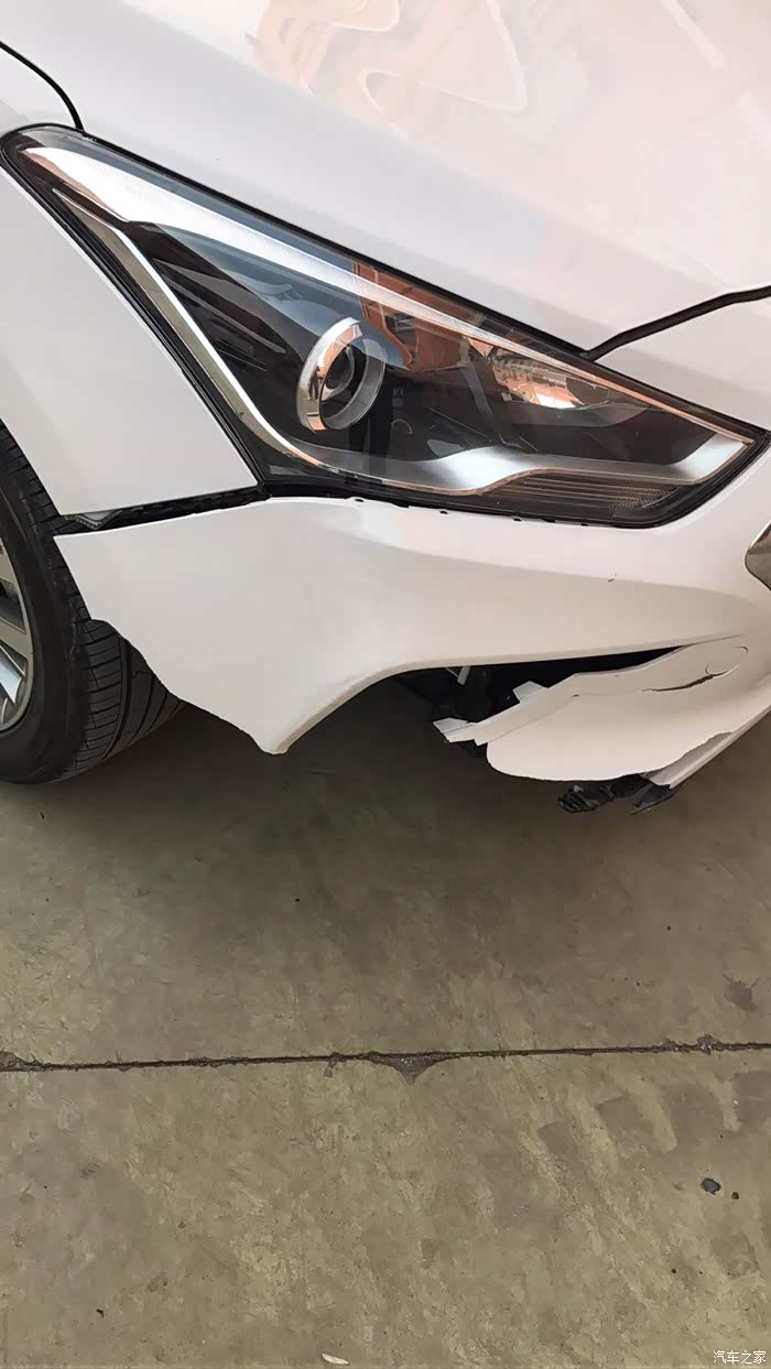 17款名图前保险杠撞了