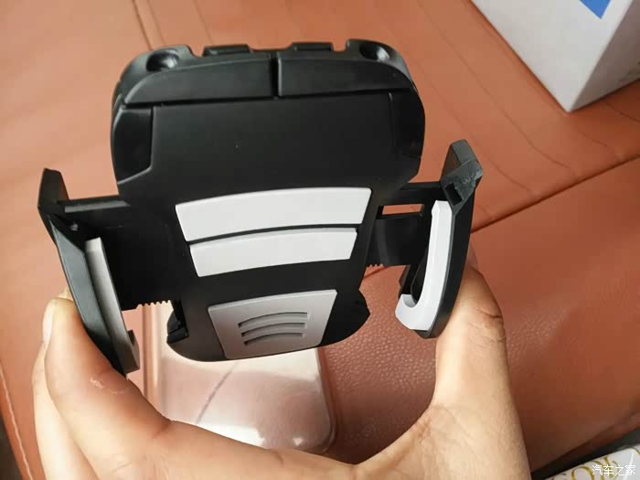 四川长安家族diy为逸动安装车载手机支架