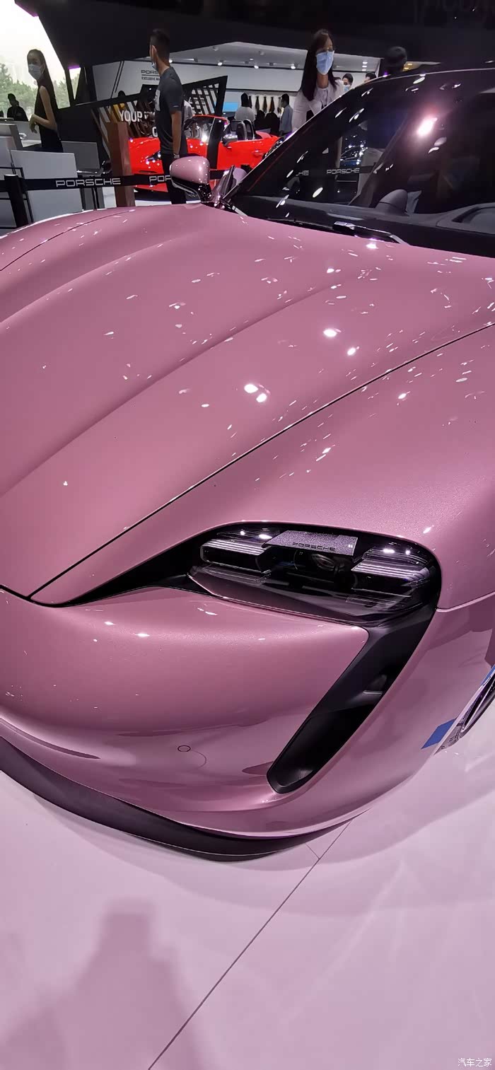 保时捷taycan的冰莓粉这应该是少女捕获车没几个女孩能抵御